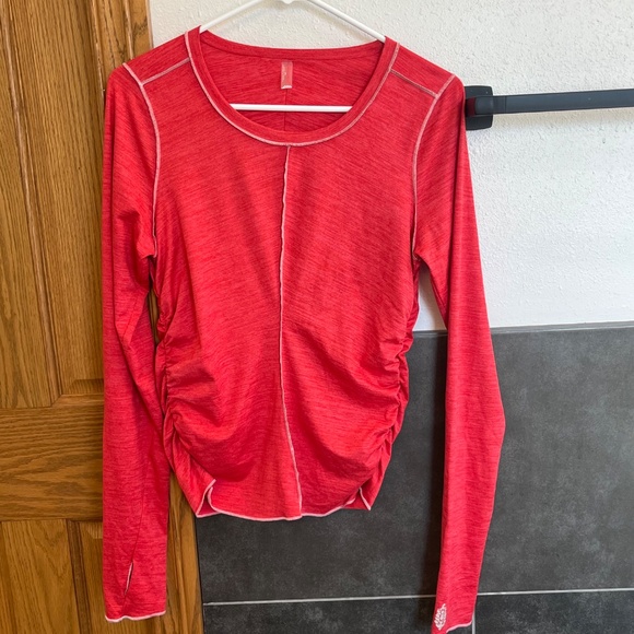 Free People FP MOVEMENT Right On Run Layer Shirt Winterberry Red Size Medium - Picture 4 of 11